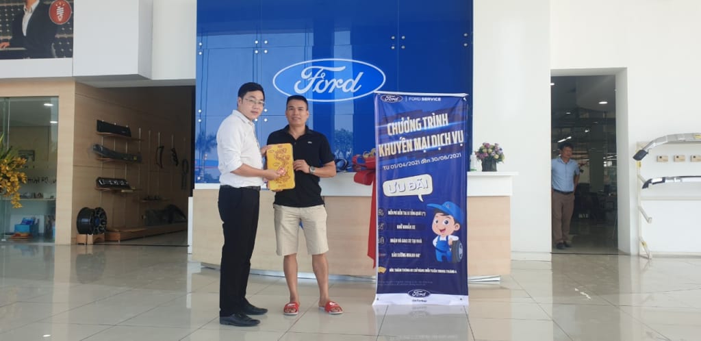 khách hàng may mắn trúng vàng tuần 2 chương trình khuyến mại dịch vụ chòa mừng đạii lễ