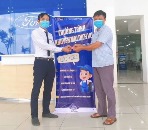 Khách hàng may mắn trúng vàng chương trình khuyến mại dịch vụ chào mừng đại lễ