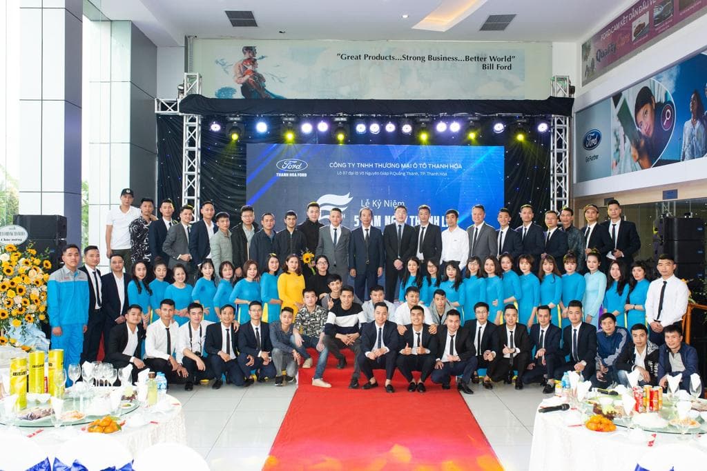 Cán bộ nhân viên Thanh Hóa Ford chụp ảnh lưu niệm 5 năm