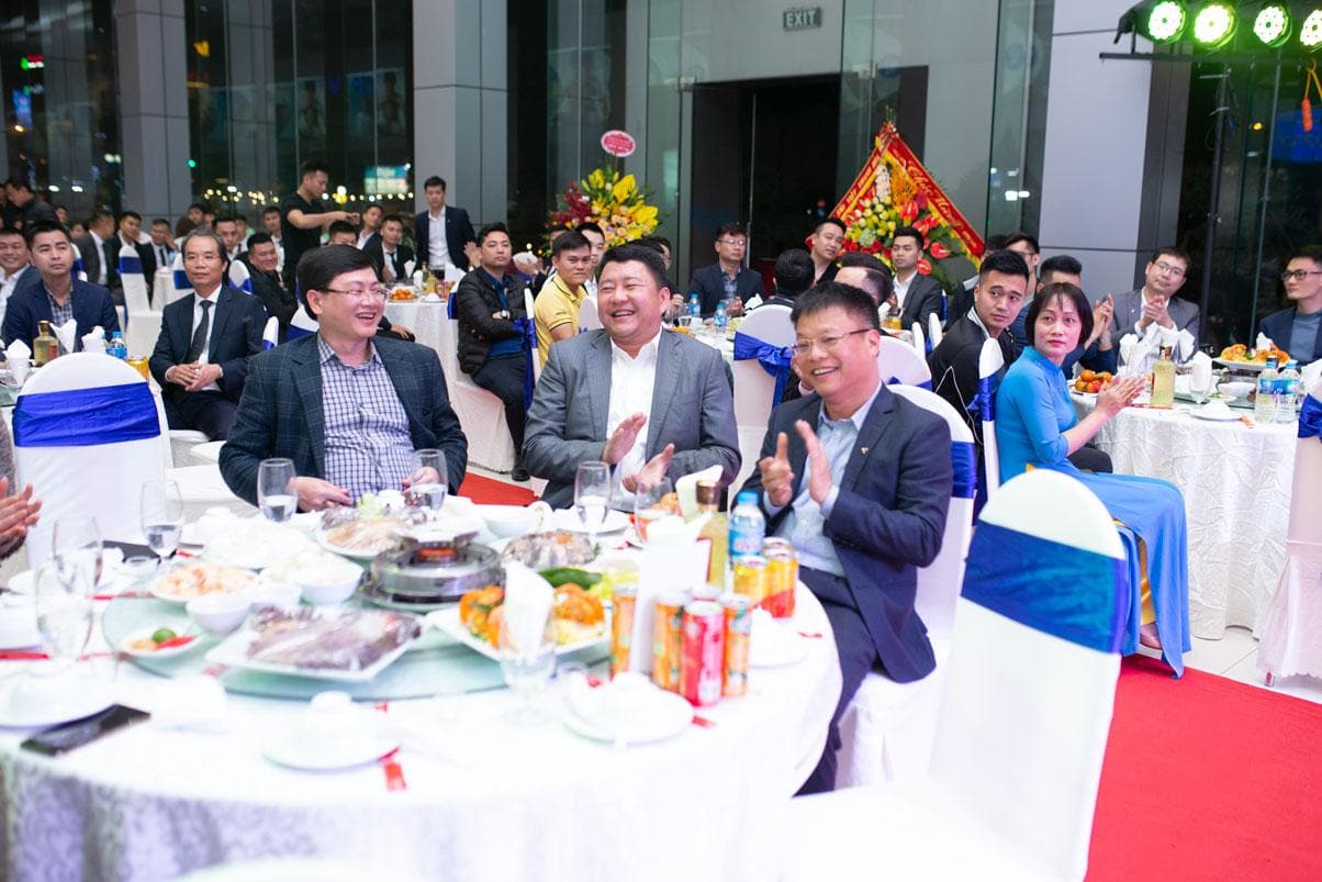 Buổi lễ được sự góp mặt của các vị quan khách, ngân hàng, bảo hiểm ...