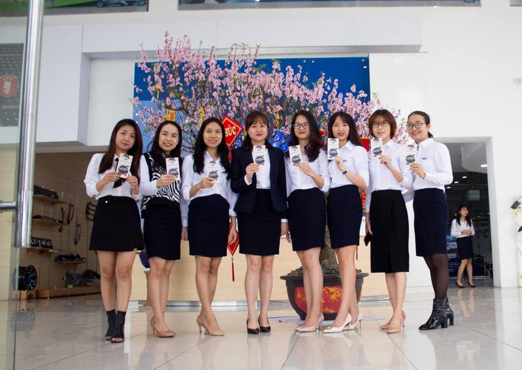 Cán bộ nhân viên nhận lì xì đầu năm