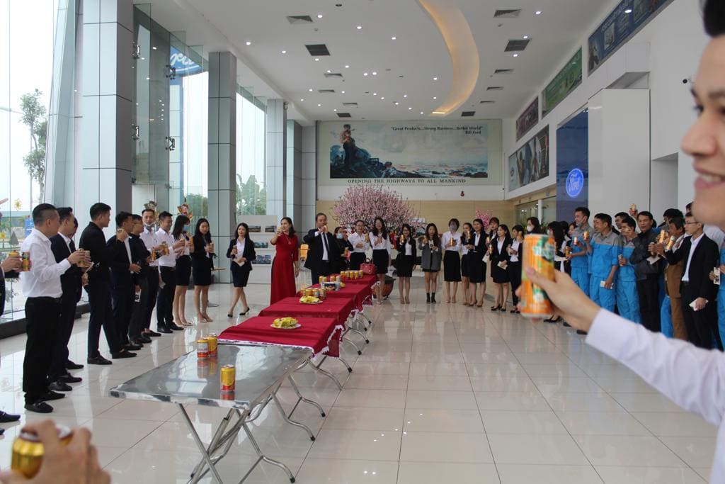 Cán bộ nhân viên công ty nâng ly chúc mừng năm mới